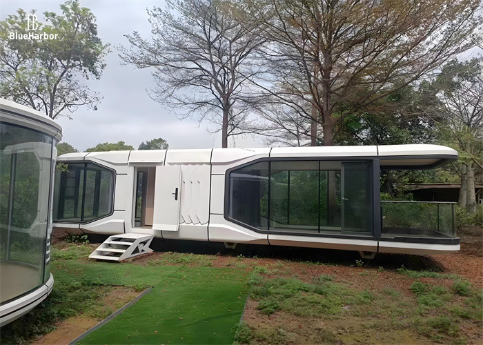 Hotel cápsula de espaço branco personalizado com porta de segurança de aço e varanda panorâmica