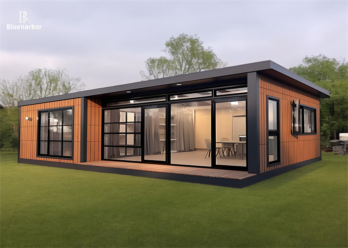 2-4 pessoas Casa de campo pré-fabricada com imitação de madeira exterior e janelas de chão a teto